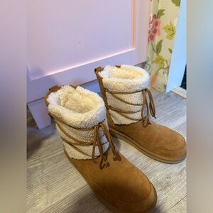 Koolaburra Tan Winter Boots with Cream Fur